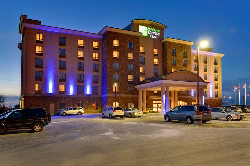 night time exterior view of the Holiday Inn Express